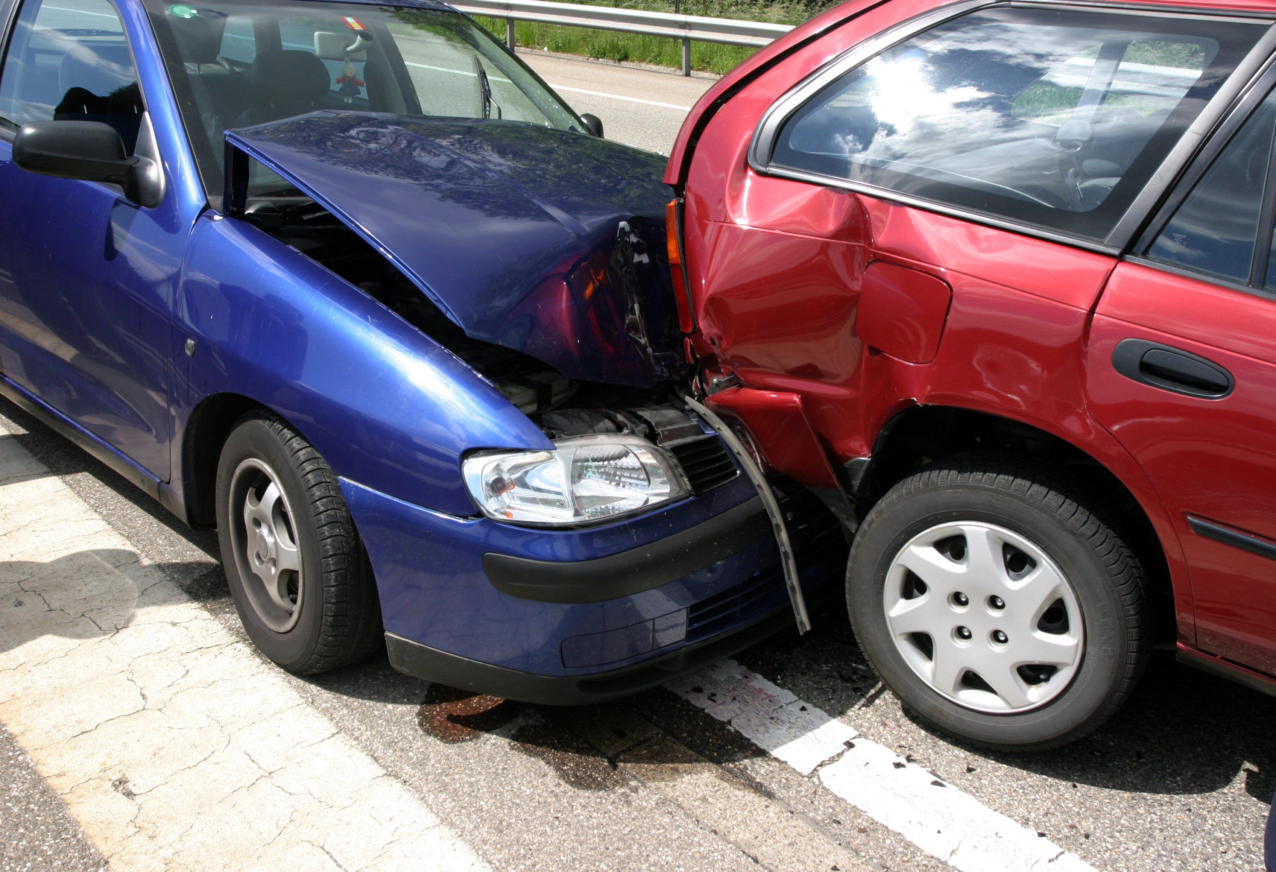 blue car fender bender a red car in Tennessee - What Tennessee Drivers Need to Know about Fault Laws for Car Accidents